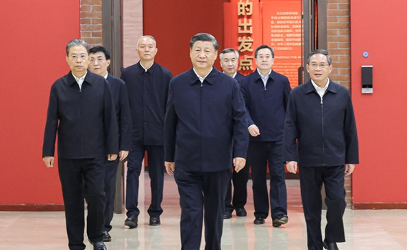 习近平在瞻仰延安革命纪念地时强调 弘扬伟大建党精神和延安精神 为实现党的二十大提出的目标任务而团结奋斗